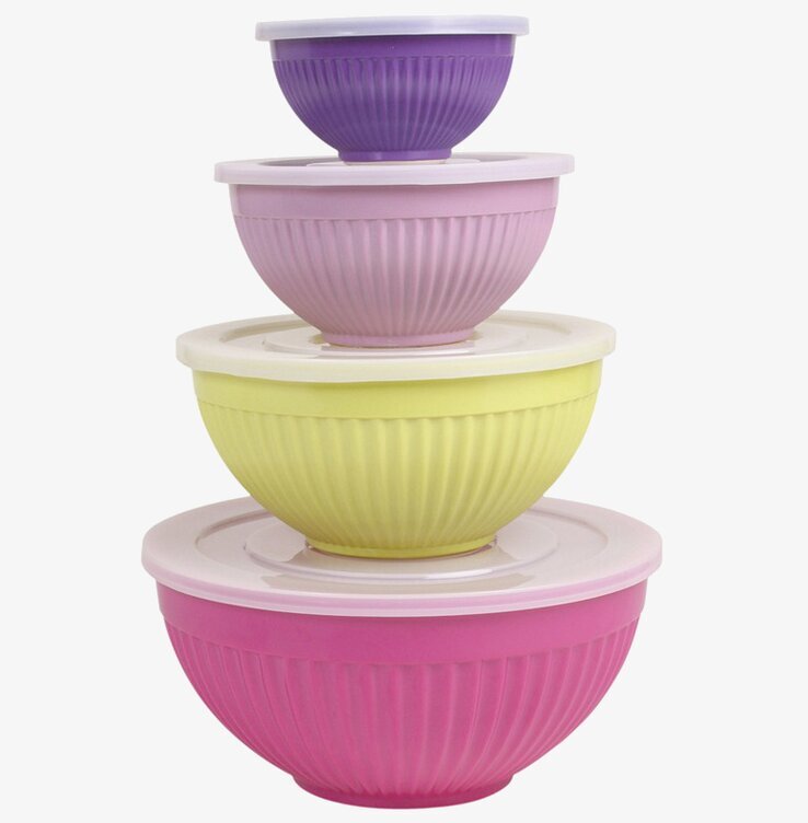 Bild av färgglada stapelbara melaminskålar i köket
