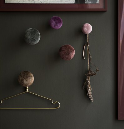 Bild av dekorativa knoppar mot mörk vägg med tavla