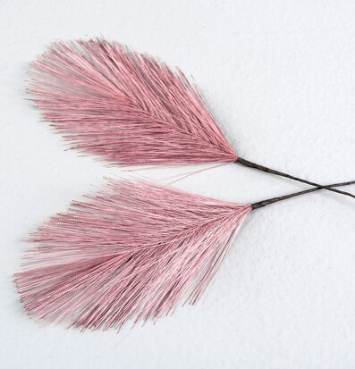 Bild av rosa fjädrar mot vit bakgrund, minimalistisk stil