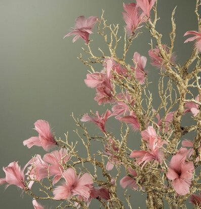 Bild av elegant dekoration med fjädrar och guldgrenar