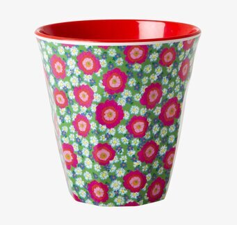 Bild av mugg med livfullt blommönster och röd insida