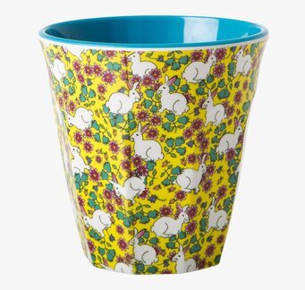 Bild av färgstark mugg med kaninmotiv och blommor