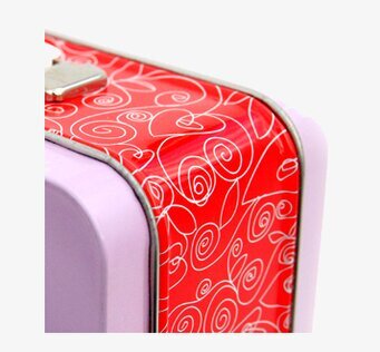 Bild av en livfull och praktisk lunchbox i röd design