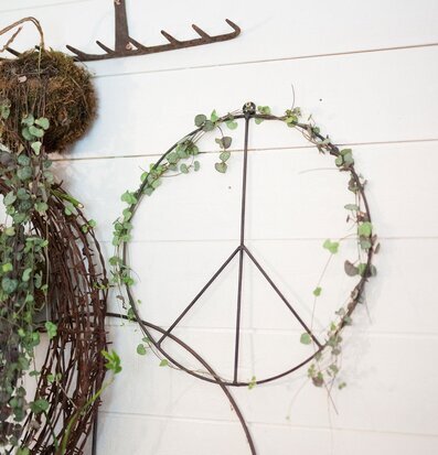 Bild av stilrent fredsmärke med naturliga inslag