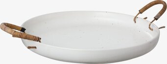 Bild av rund stengodsbricka med rottinghandtag