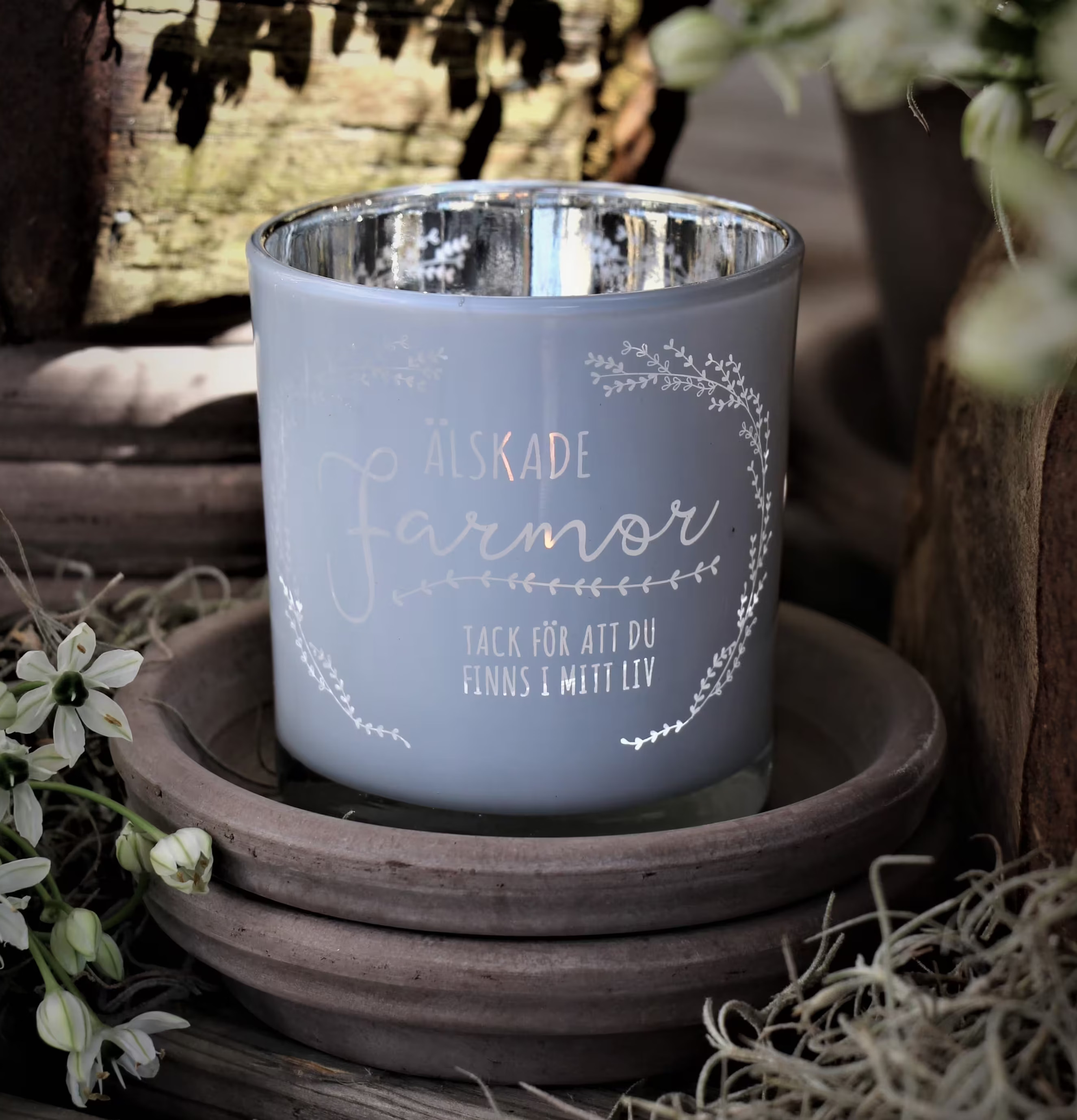 Bild av ljuslykta med hjärtligt budskap och naturinslag