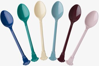 Bild av färgglada vintage skedar i sex olika nyanser