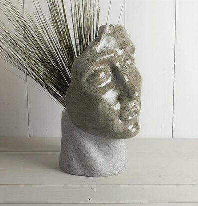 Foto av konstnärlig kruka formad som mänskligt ansikte