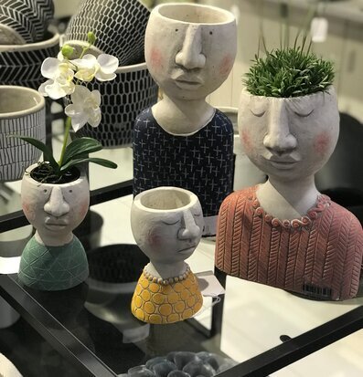 Bild av unika krukor med ansiktsdesign och charm