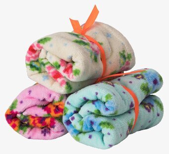 Bild av tre rullade tvättlappar med blommönster