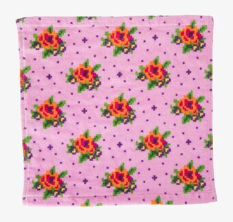 Bild av färgglad tvättlapp med blommotiv och korsstygn