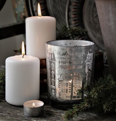 Bild av stämningsfull julstämning med ljus och dekorationer