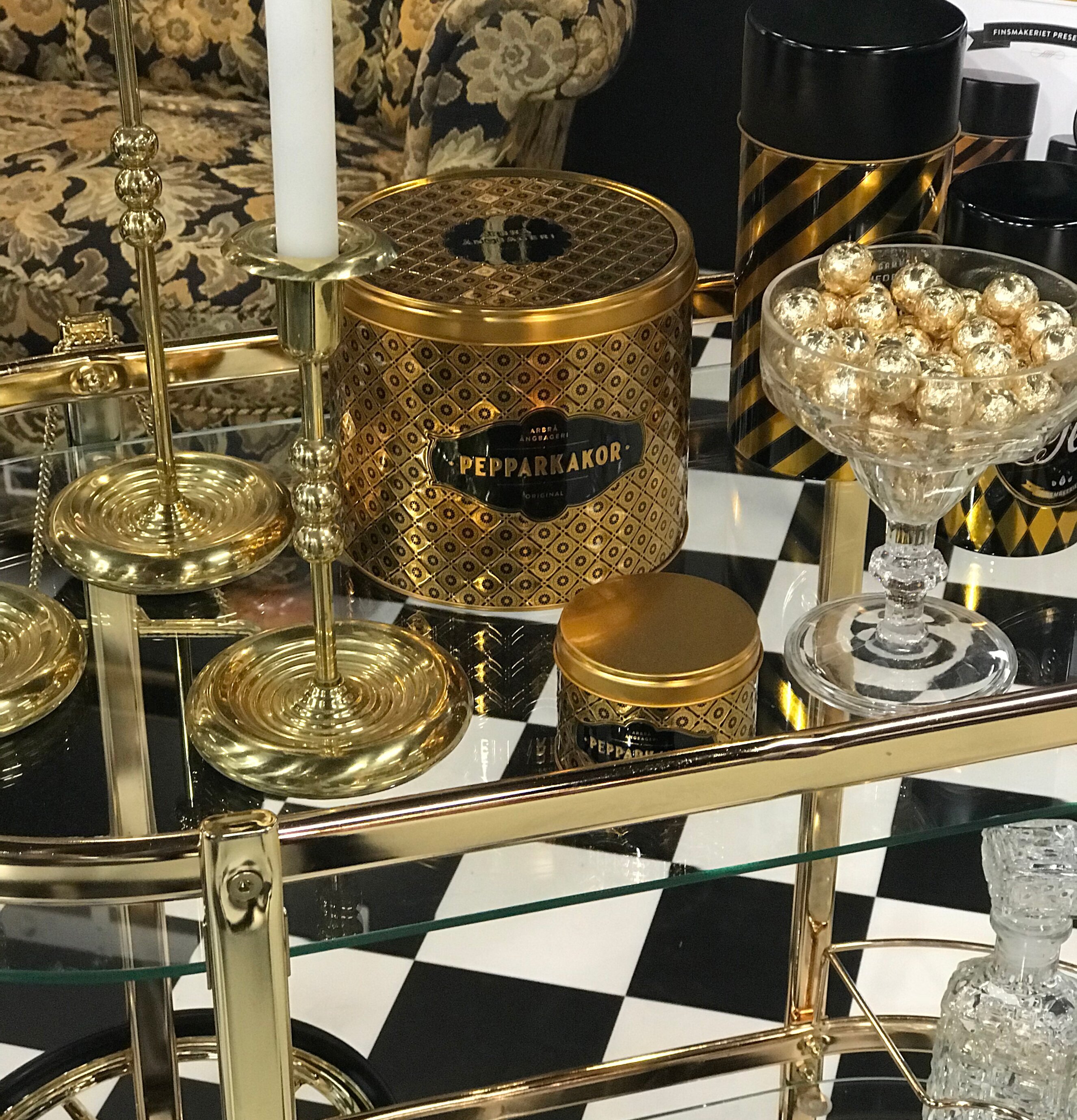 Pepparkakor Miniburk Guld från Finsmakeriet på glasbord