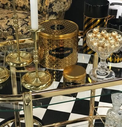 Bild av elegant glasbord med guldfärgade detaljer