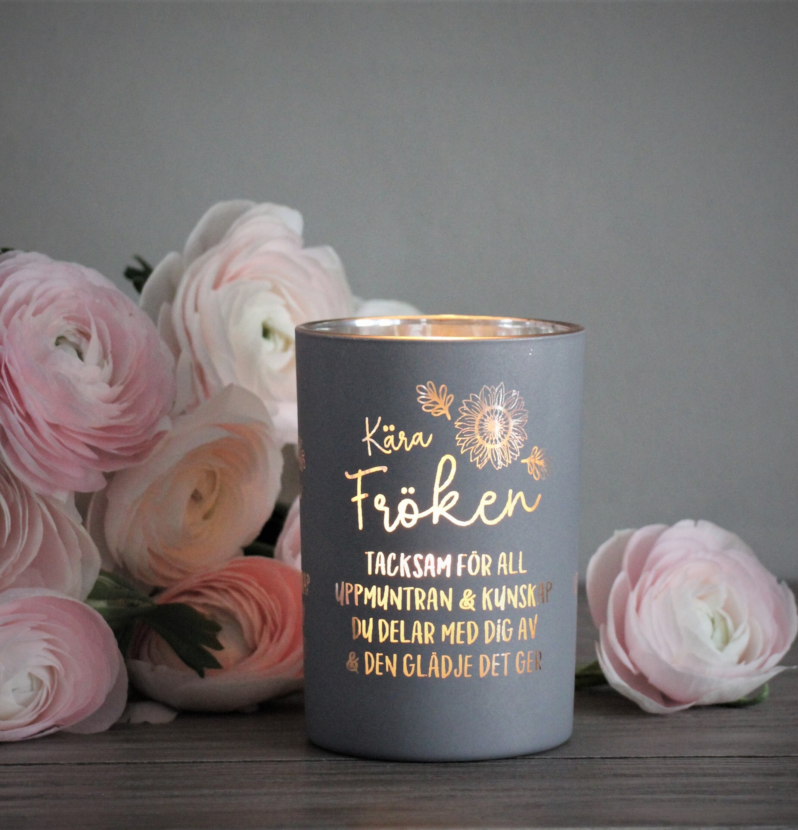 Ljuslykta - Fröken Grå från Majas Cottage med rosor