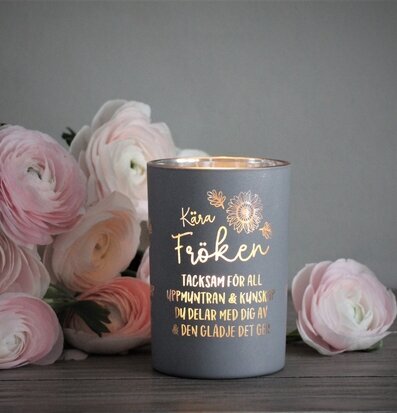 Bild av elegant ljuslykta med blommor och trädetaljer