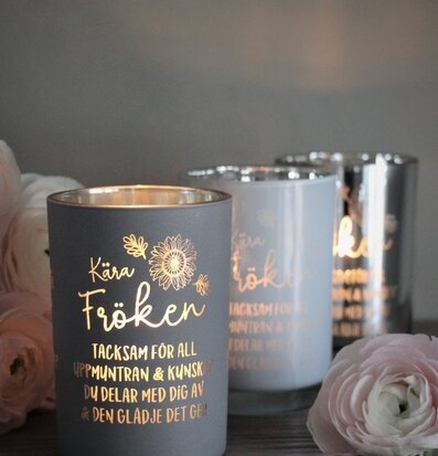 Bild av elegant ljuslykta med frostat glas och text