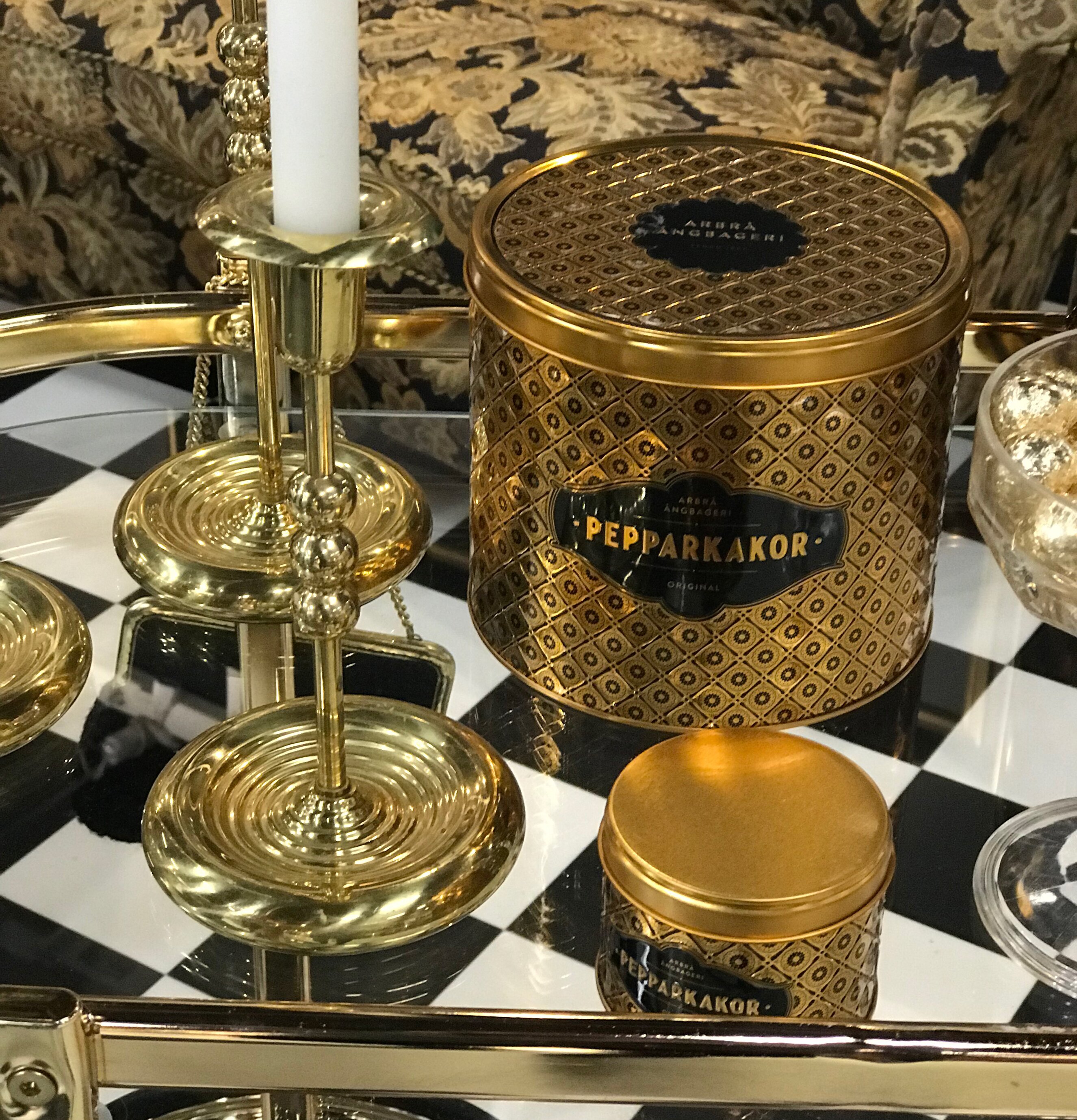 Bild av elegant inredning med guldfärgade burkar