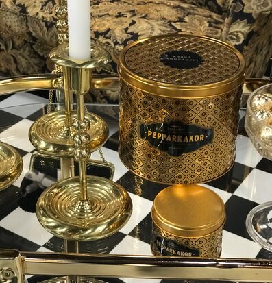 Bild av elegant inredning med guldfärgade burkar