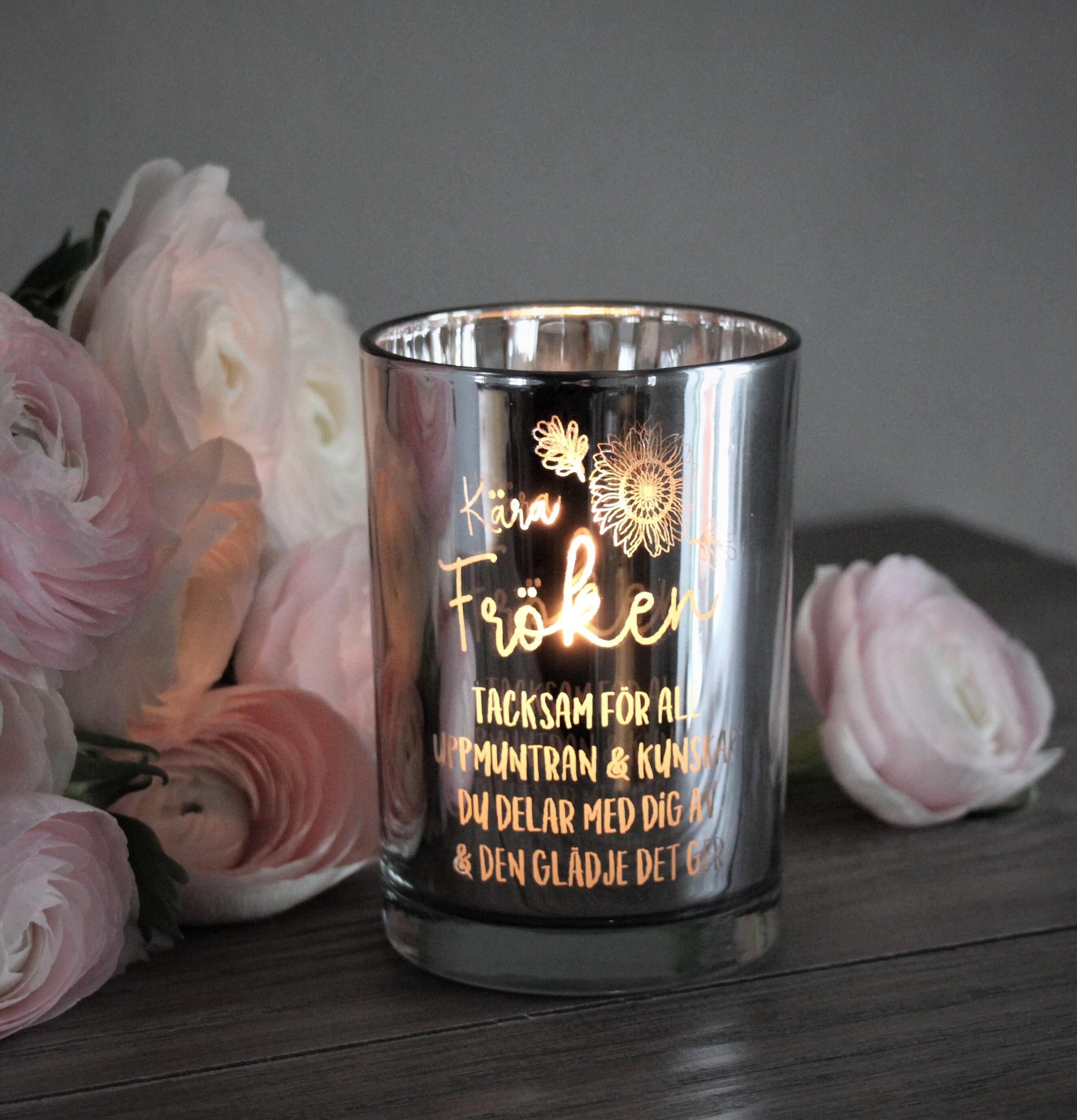 Ljuslykta - Fröken Silver från Majas Cottage på träyta