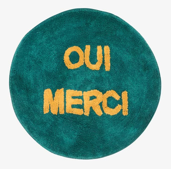 Bild av rund matta med grafiskt uttryck och text