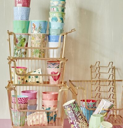 Bild av färgsprakande koppar i elegant arrangemang