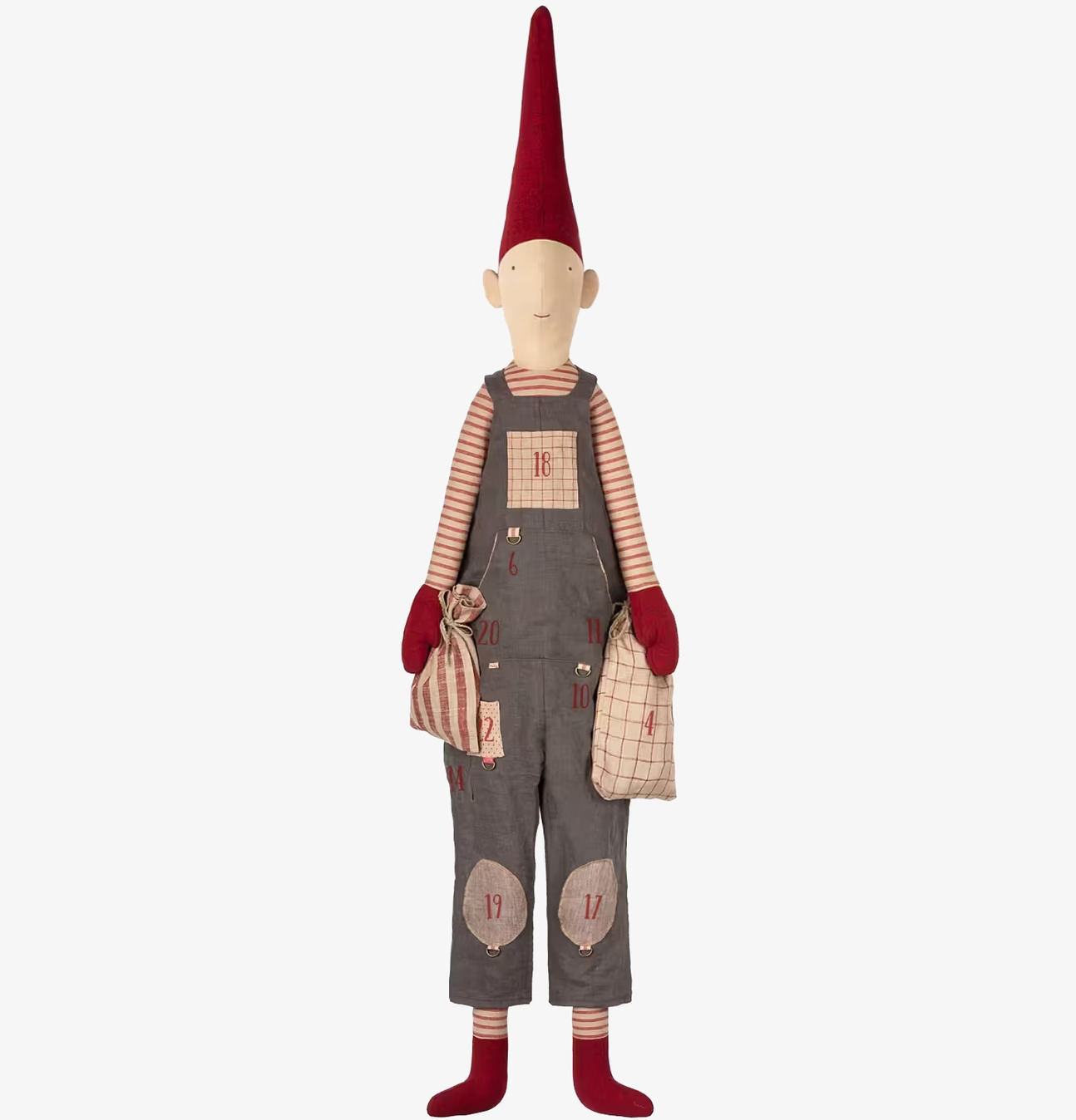 Foto av charmig docka med julkalender och säckar