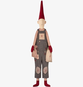 Foto av charmig docka med julkalender och säckar