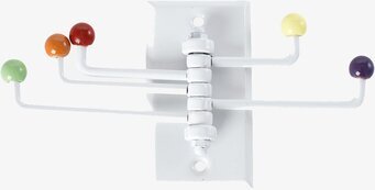 Foto av stilren väggkrok med fem färgglada knoppar