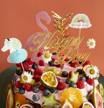 Bild av färgglad tårta med festliga dekorationer