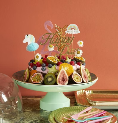 Bild av festlig tårta med färska frukter och dekorationer