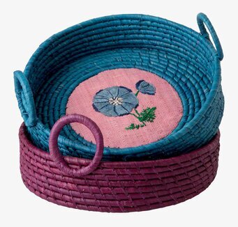 Bild av broderad brödkorg med turkos och rosa detaljer