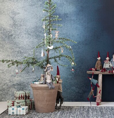 Bild av mysigt jularrangemang med figurer och paket