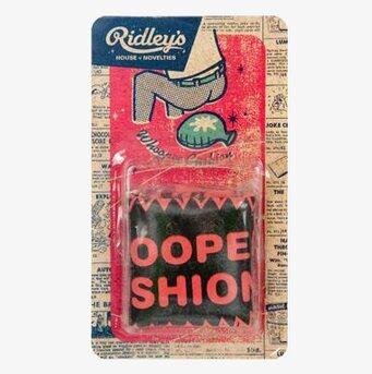 Bild av färgglad förpackning med humoristisk skämtprodukt