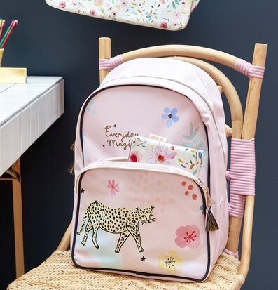 Bild av färgglad ryggsäck med leopardmönsterdesign