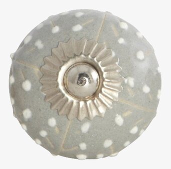 Bild av dekorativ grå knopp med vita prickar och metall