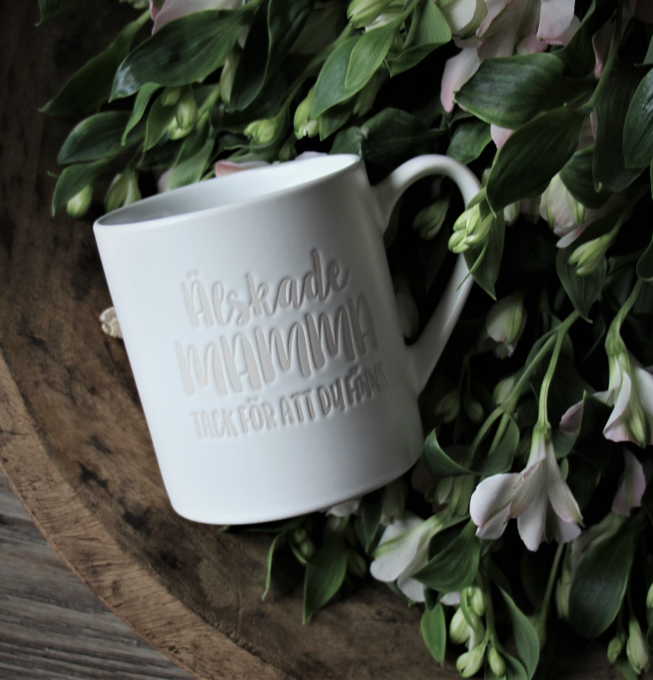 Bild av keramikmugg med ingraverad kärleksfull text
