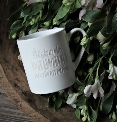 Bild av keramikmugg med ingraverad kärleksfull text