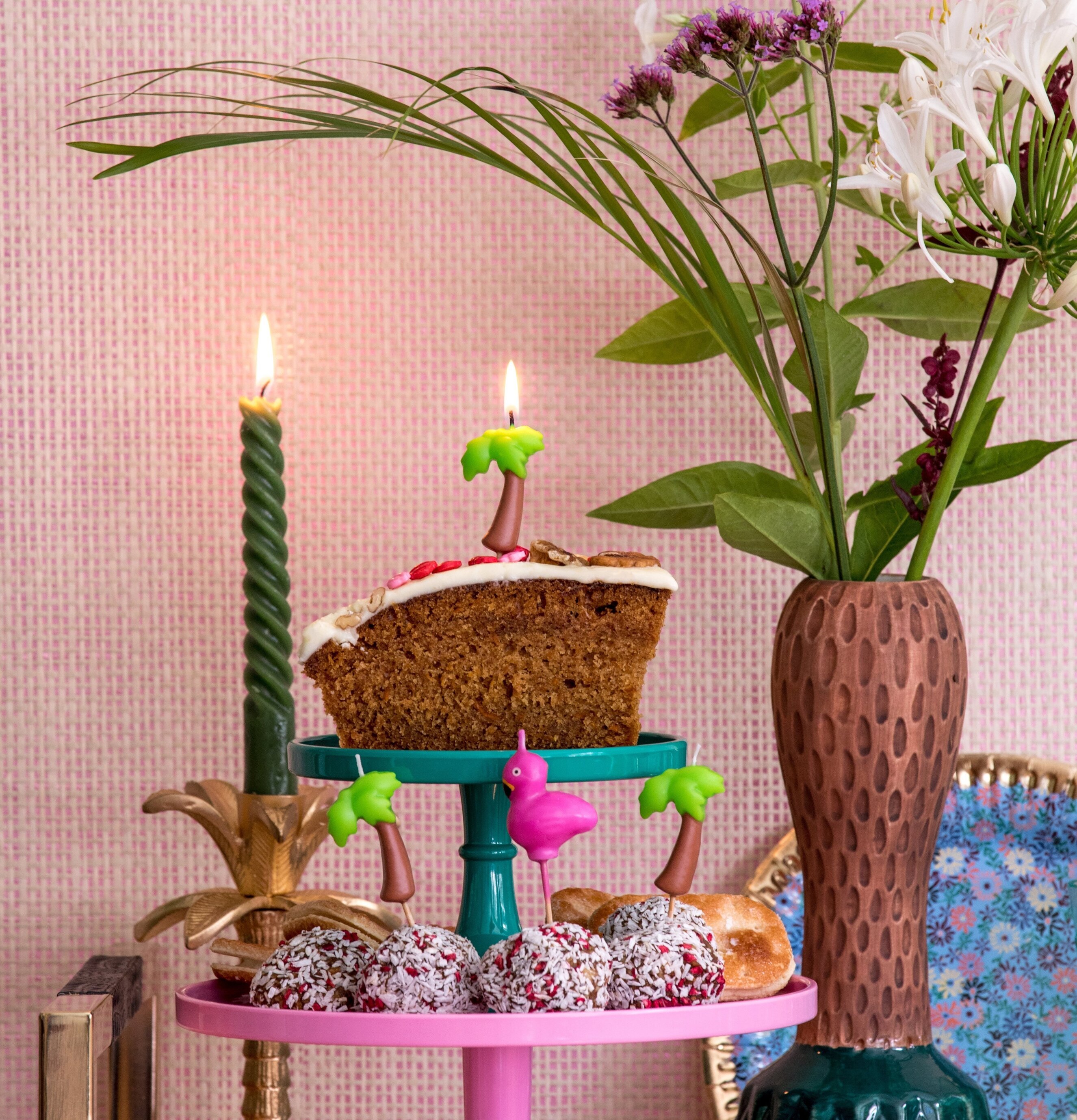 Litet Kakfat Mörkgrön från Rice på gyllene serveringsvagn