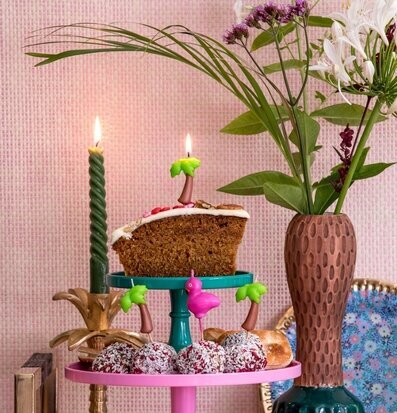 Bild av elegant kakfat med morotskaka och chokladbollar