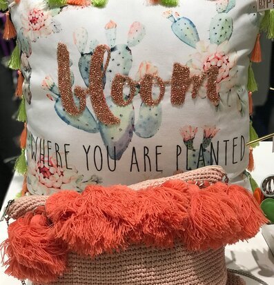 Bild av färgglada kuddar och väskor i vårens toner