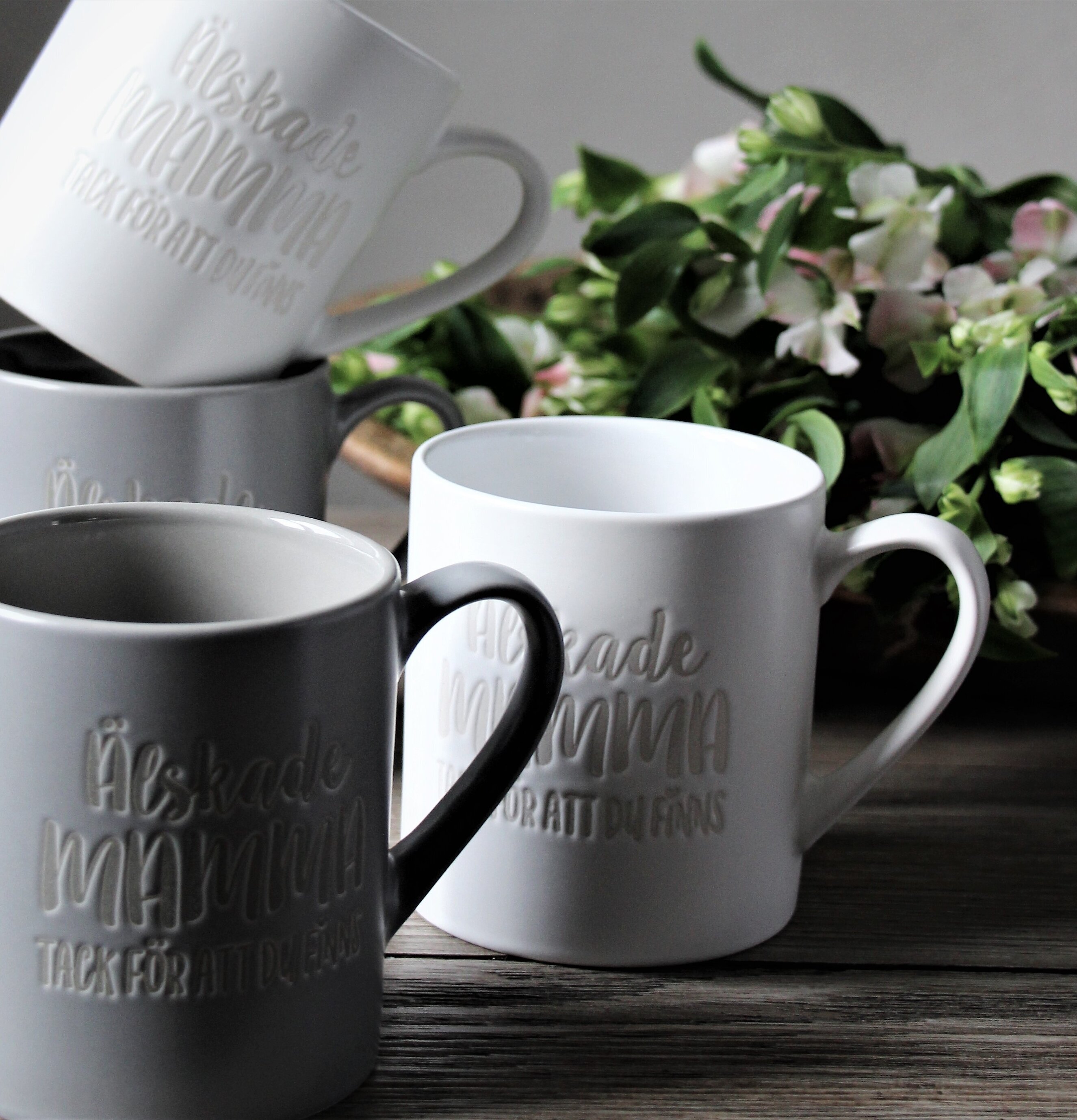 Mugg Mamma Vit från Majas Cottage med präglad text