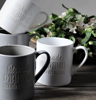 Bild av stilrena muggar med subtil design och budskap