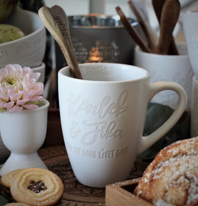 Bild av hemtrevlig fika med kärlek och tradition