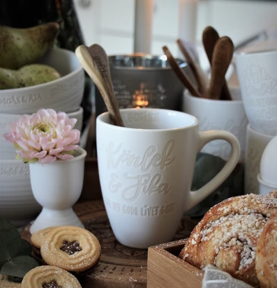 Bild av mysig frukostmiljö med kärlek och fika