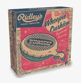 Bild av retroinspirerad pruttkudde med humoristisk stil