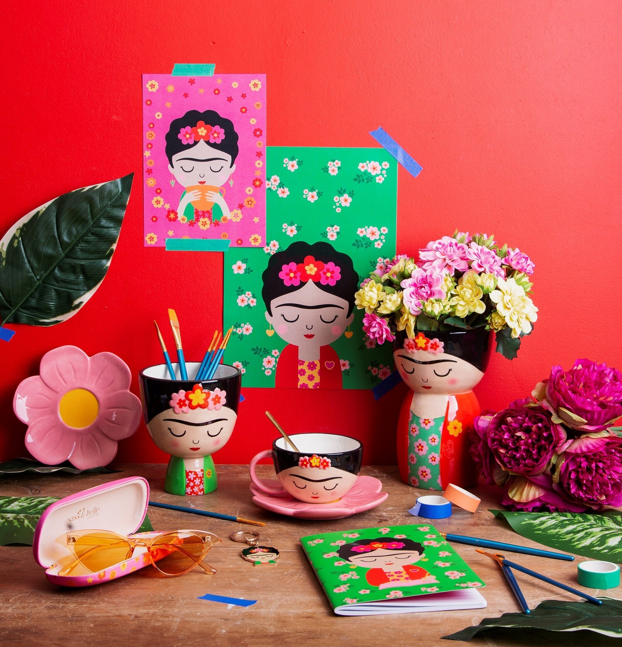 Kruka Frida Kahlo från Sass & Belle på ett färgglatt bord