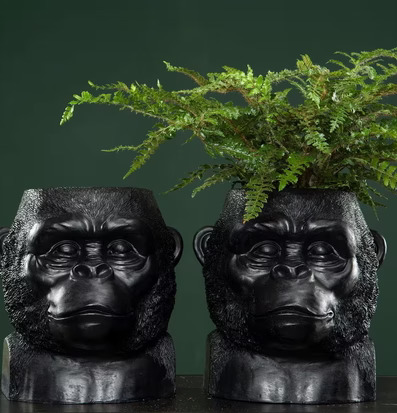 Bild av iögonfallande svarta krukor med gorillamotiv