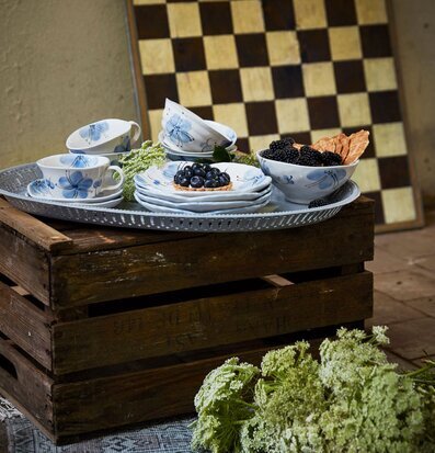 Bild av porslinsarrangemang med lantlig atmosfär