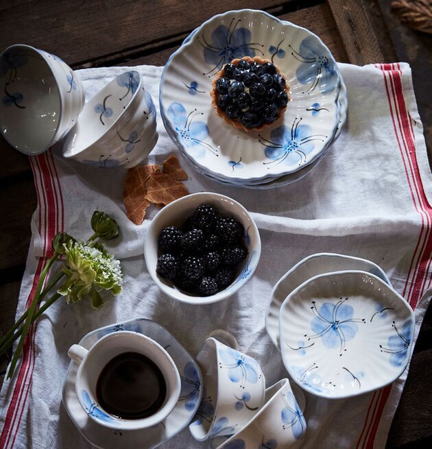 Skål Lunden Vit/Blå från Strömshaga på ett dukat bord